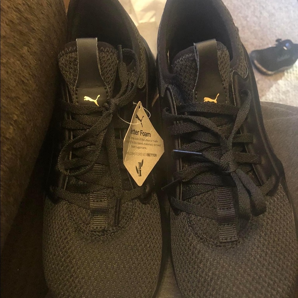 Womens size 9.5 Puma black and gold. EUC